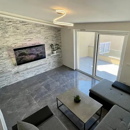 Leon - Imotski - Makarska Vila *